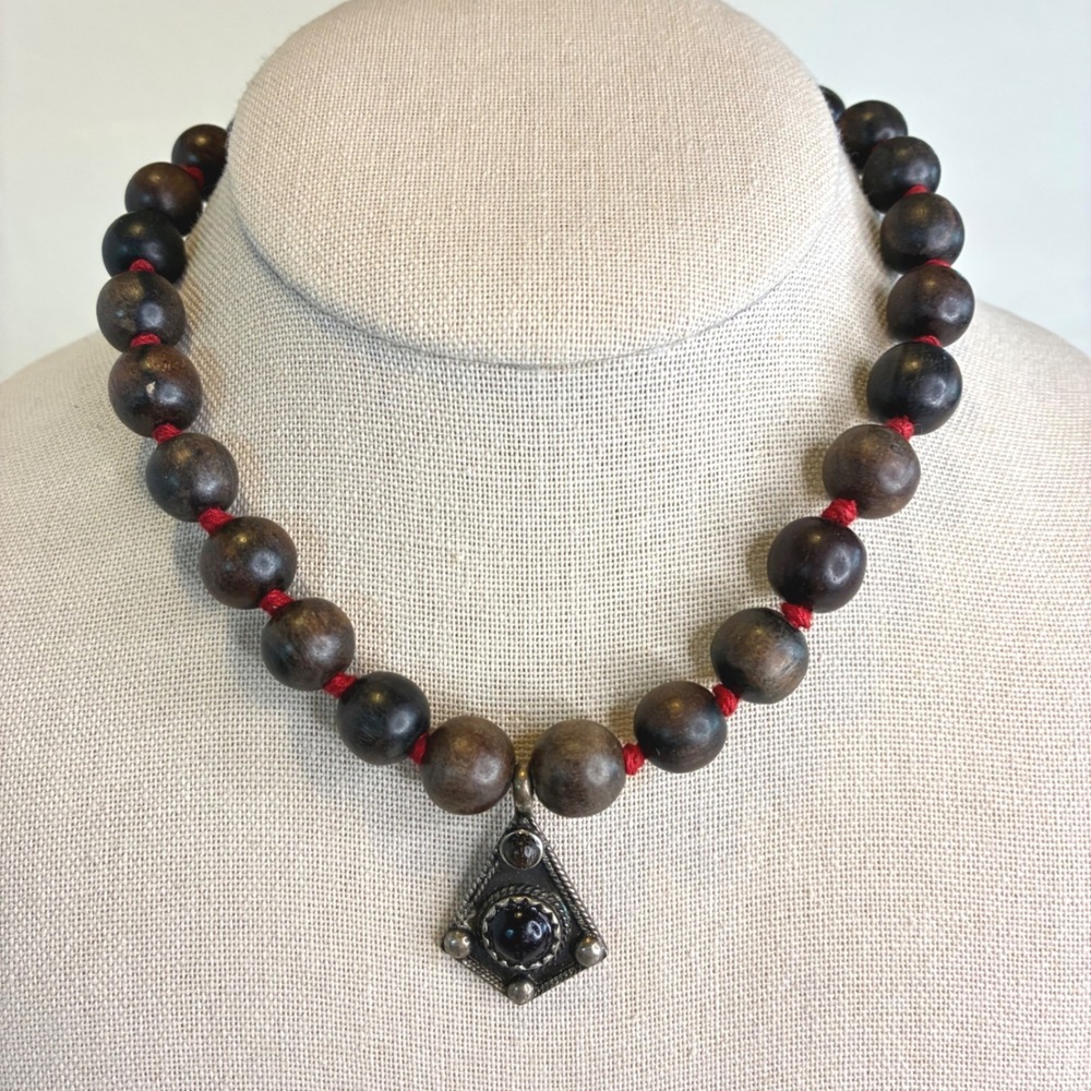 Lucky Brand Necklace Wood Bead Hand Knotted Red Cord Toggle Pendant - Picture 2 of 13